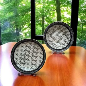 Set veselă din ceramică neagră cu model